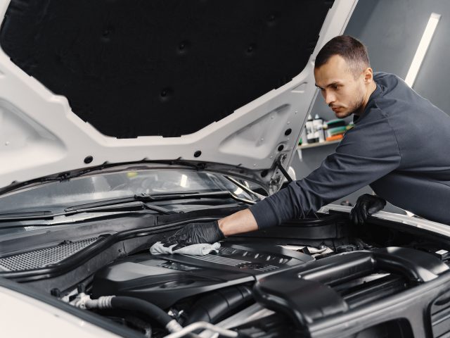 Common Engine Repair Issues in Luxury Vehicles (Land Rover and Jaguar)